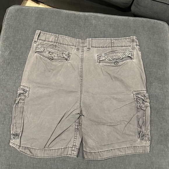 Men's gray cargo shorts - Picture 2 of 4